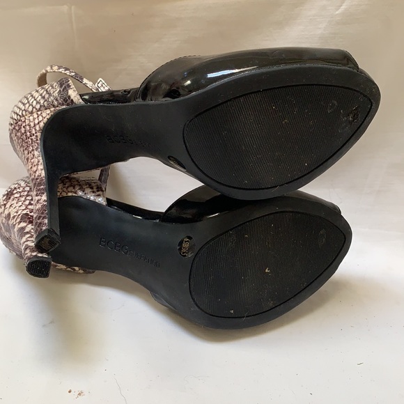 BCBG Snakeskin and black heel - Picture 5 of 5